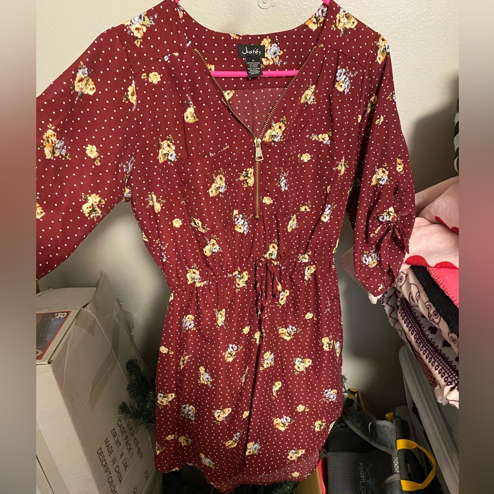 Justify women’s dress size medium. 3/4 sleeves with ties. Zip up front.